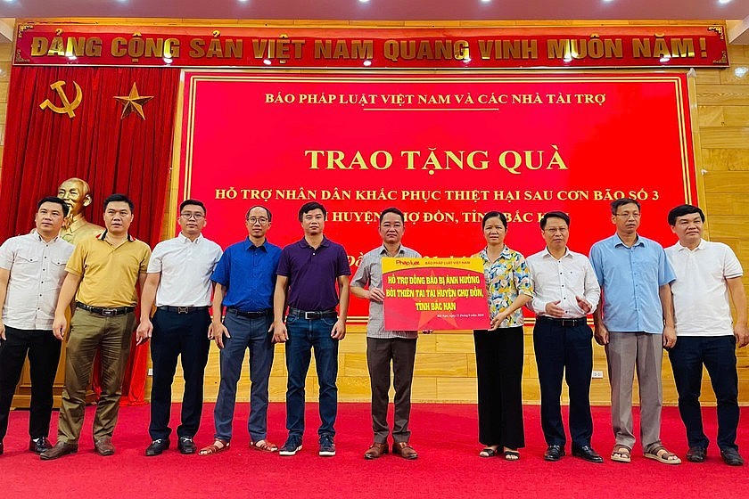 Báo Pháp luật Việt Nam trao quà gửi tới bà con huyện Chợ Đồn. (Ảnh Quốc Anh)