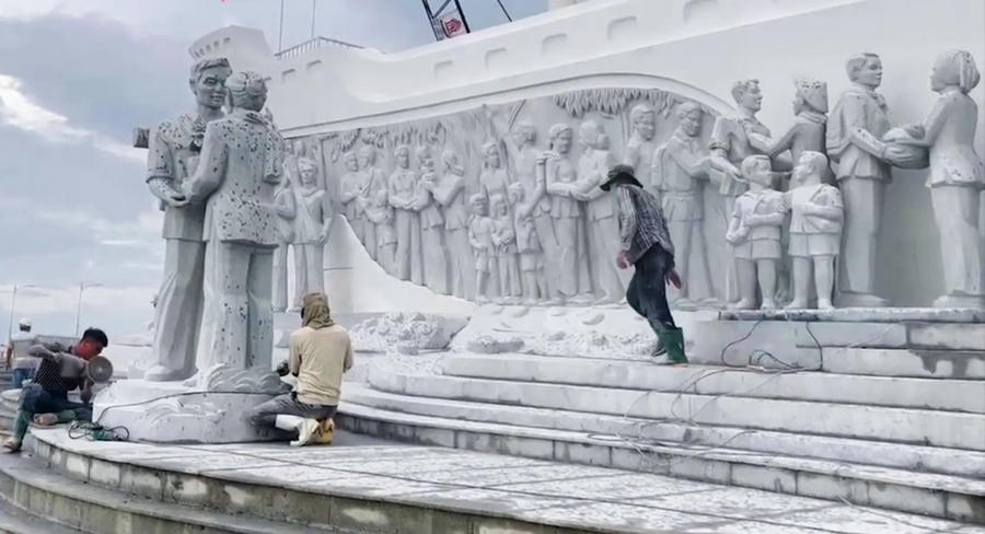 Đơn vị thi công đang khẩn trương hoàn tất các tiểu mục còn lại để bàn giao cho đơn vị sử dụng tổ chức sự kiện kỷ niệm 70 năm chuyến tàu Tập kết ra Bắc.