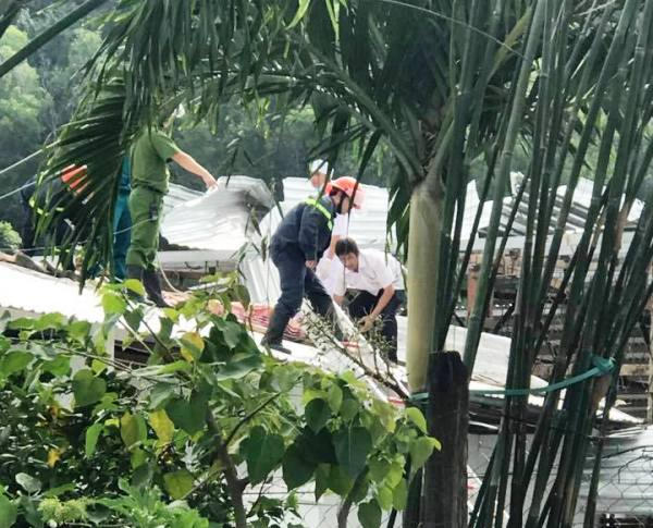 Lực lượng chức năng xử lí hiện trường và tìm thi thể anh Huy.