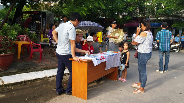 Kh&aacute;n đ&agrave;i đ&ocirc;ng nghịt người dự Lễ hội chọi tr&acirc;u Đồ Sơn năm 2017