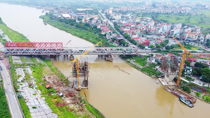Hai trụ cầu đang thi công dang dở.