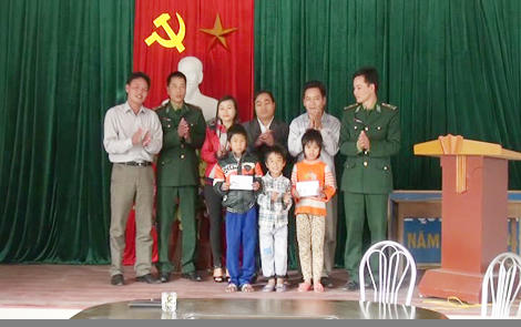 Đồn Biên phòng Hương Quang trao học bổng