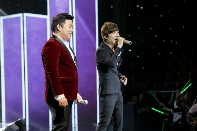 Lần đầu ti&ecirc;n bộ ba HLV khi&ecirc;u vũ