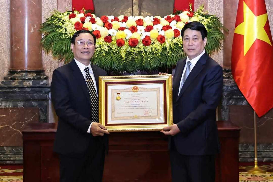 Chủ tịch nước Lương Cường trao Danh hiệu "Thầy thuốc Nhân dân" tặng bác sĩ chuyên khoa 2 Nguyễn Hải Linh – Giám đốc Bệnh viện Đa khoa Quang Khởi.
