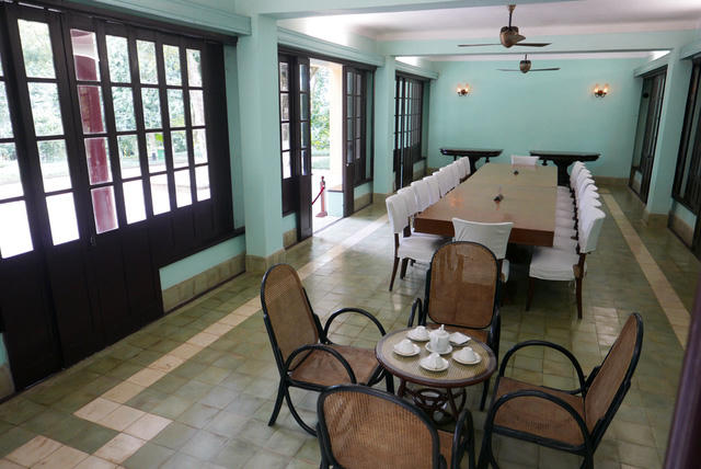 Ngôi nhà có diện tích 275 m2, tầng 1 bố trí phòng họp có hệ thống cửa thoáng mát nhìn ra khuôn viên rợp bóng cây xanh. Trong những năm Mỹ đánh phá Hà Nội và các tỉnh miền Bắc, Hồ chủ tịch và Trung ương đã nhiều lần lên đây làm việc và nghỉ ngơi. Đây cũng là nơi Bộ chính trị từng họp bàn, quyết định nhiều vấn đề quan trọng của đất nước.