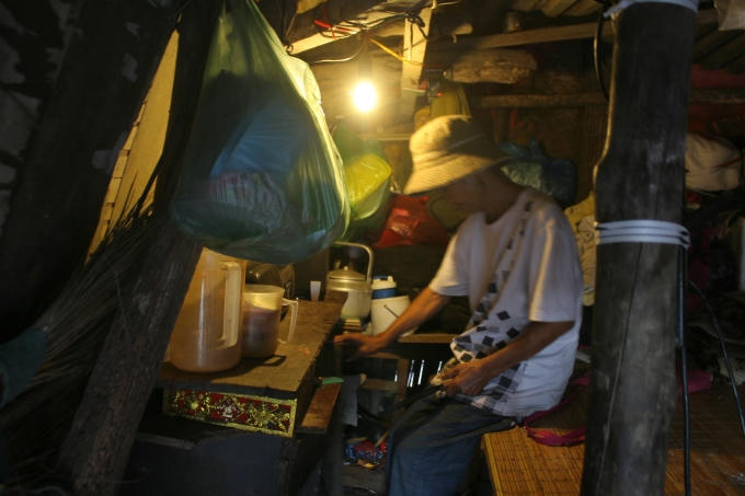 Ngay cả lúc ngồi, ông Hùng cũng chỉ cách trần của lều chừng chục cm