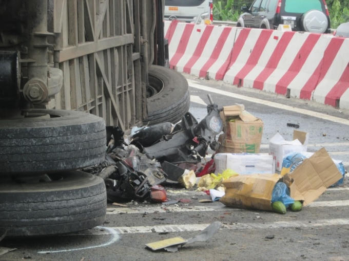 Chiếc xe máy vẫn còn nằm ngay dưới gầm xe.