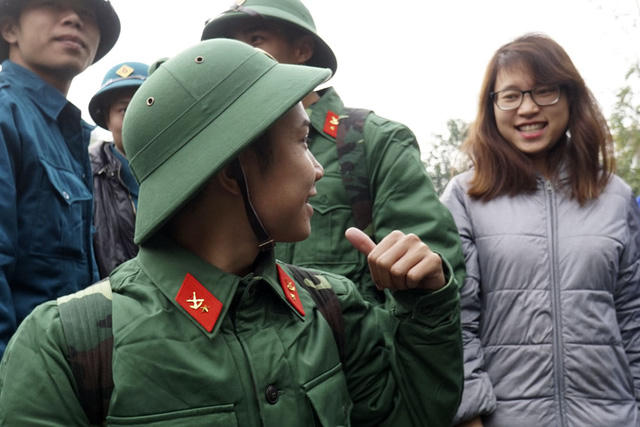 Vẻ rắn rỏi của một tân binh khi tạm biệt người thân.