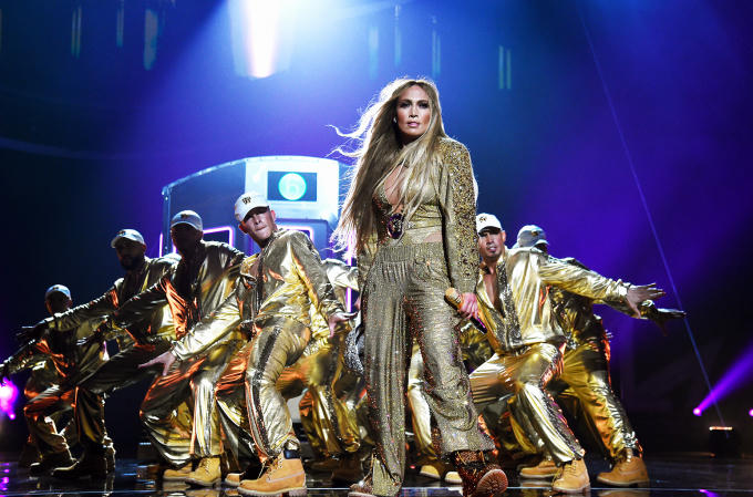 Jennifer Lopez khoe trọn đường cong với Atelier Versace