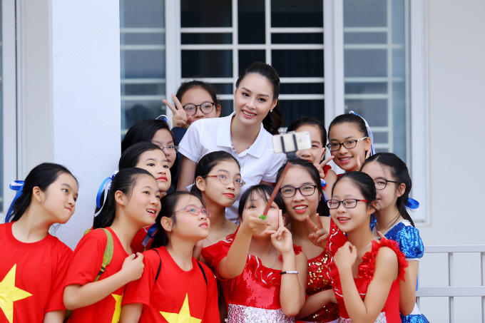 Hoa hậu Biển Thùy Trang được học sinh quây kín ở Vĩnh Yên