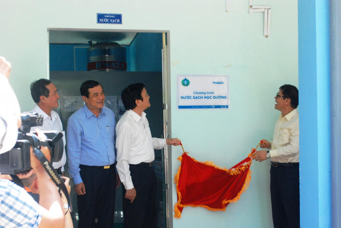 Nguyên Chủ tịch nước Trương Tấn Sang cùng lãnh đạo tỉnh Quảng Nam, THACO thực hiện lễ khánh thành hệ thống lọc nước tại trường tiểu học Lê Quý Đôn.