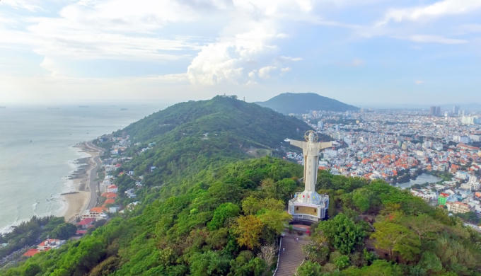 Để phóng tầm mắt xa hơn, ngắm trọn nét đẹp biển khơi từ góc nhìn trên cao, tượng Chúa Giê su là một địa điểm không thể bỏ qua trên mảnh đất du lịch này.
