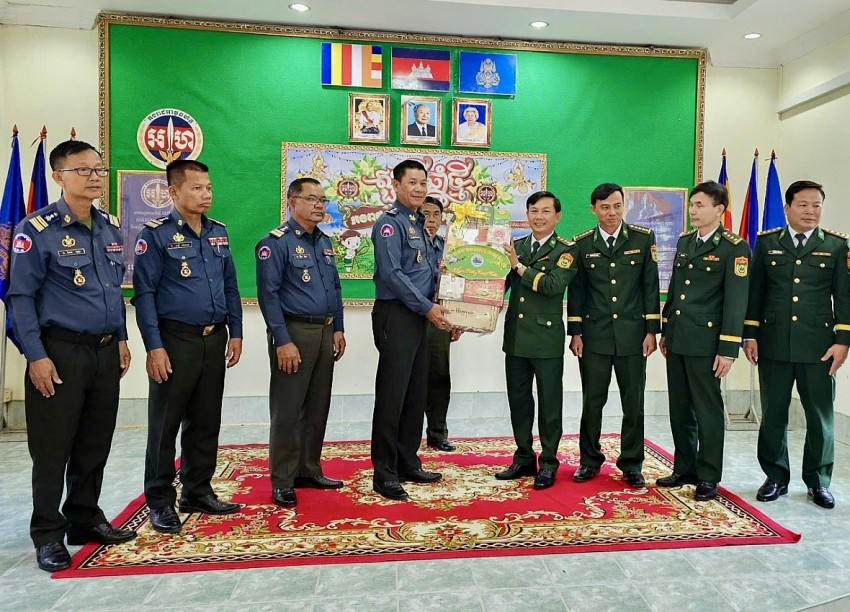 BĐBP tỉnh Đồng Tháp tặng quà, chúc tết lực lượng Hiến binh tỉnh Pray Veng. Ảnh: Hòa Bình