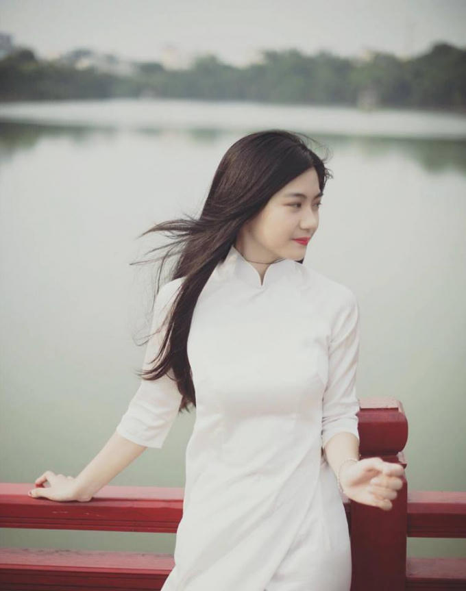 Mái tóc dài tung bay trong gió đậm chất Á Đông.