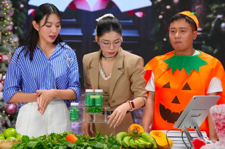 Hoa hậu Thùy Tiên, Quang Linh Vlogs và Hằng Du Mục quảng cáo lố công dụng kẹo rau củ Kera trên livestream (Ảnh: Chụp màn hình).