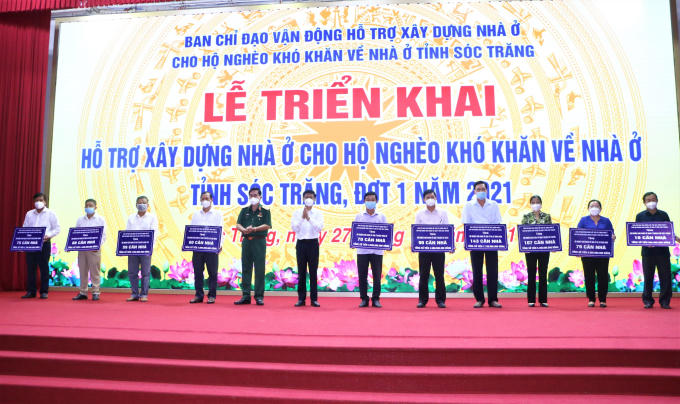Lãnh đạo tỉnh Sóc Trăng trao tặng bảng tượng trưng hỗ trợ nhà cho hộ nghèo khó khăn
