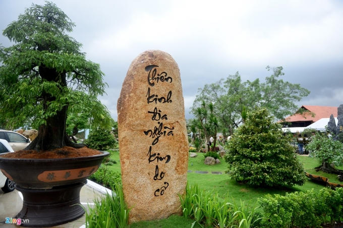 Các phiến đá nguyên khối lớn khắc những lời răn dạy trong cuộc sống.