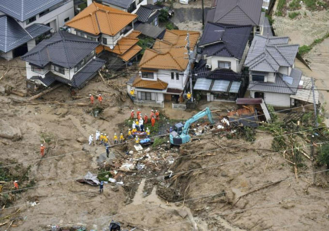 Nhà cửa bị đổ sập sau trận mưa lớn  ở Hiroshima.