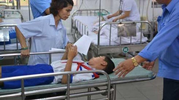 Học sinh ở Long An nhập viện sau bữa ăn. Ảnh: VOV.