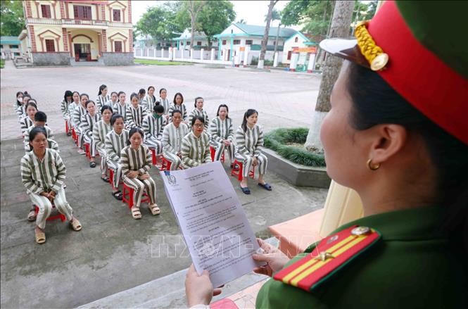 Trước mỗi dịp đặc xá, cán bộ trại giam số 6 - Nghệ An phổ biến cho các phạm nhân về quyền và nghĩa vụ đối với những người được đặc xá. Ảnh Phạm Kiên/TTXVN