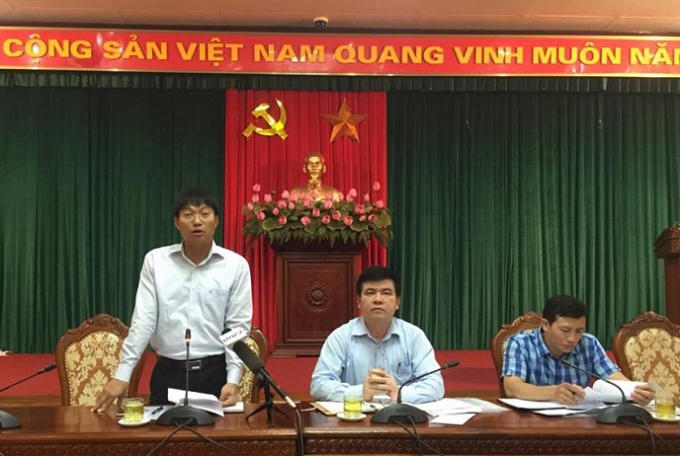 Ông Trần Việt Hà (đứng), thông tin tại buổi giao ban báo chí.