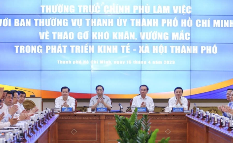 Thủ tướng Phạm Minh Chính, Bí thư Thành ủy TPHCM Nguyễn Văn Nên, Phó Thủ tướng Lê Minh Khái, Phó Thủ tướng Trần Hồng Hà cùng các đại biểu dự cuộc làm việc - Ảnh: VGP/Nhật Bắc