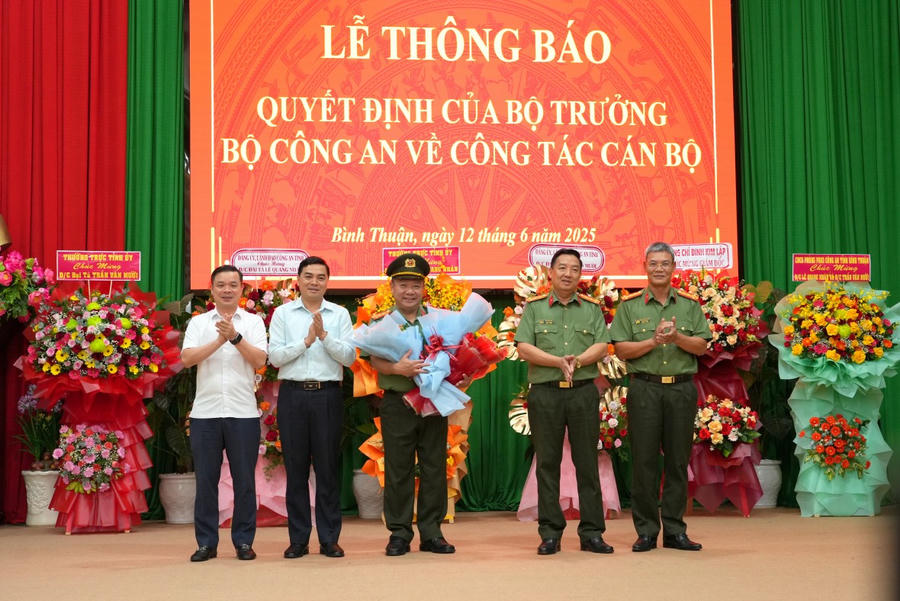 Lãnh đạo tỉnh Bình Thuận tặng hoa chúc mừng Đại tá Lê Quang Nhân