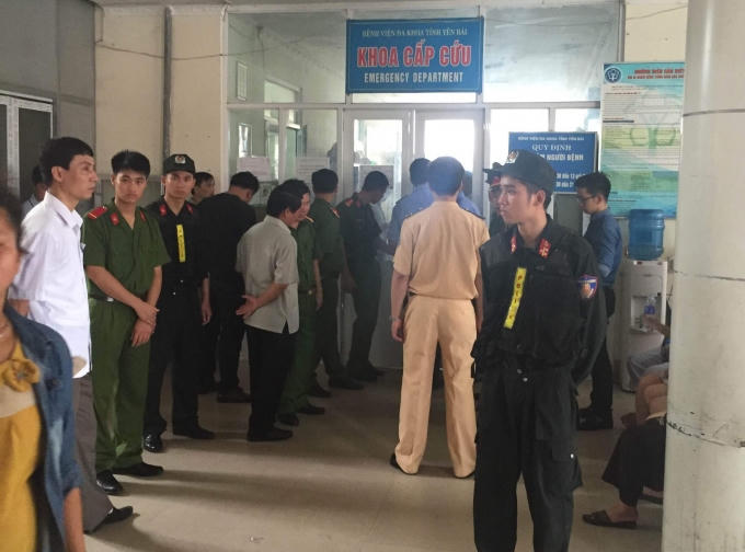Các lực lượng chức năng phong tỏa tại Bệnh viện Đa khoa tỉnh Yên Bái, nơi lãnh đạo tỉnh Yên Bái đang được cấp cứu.