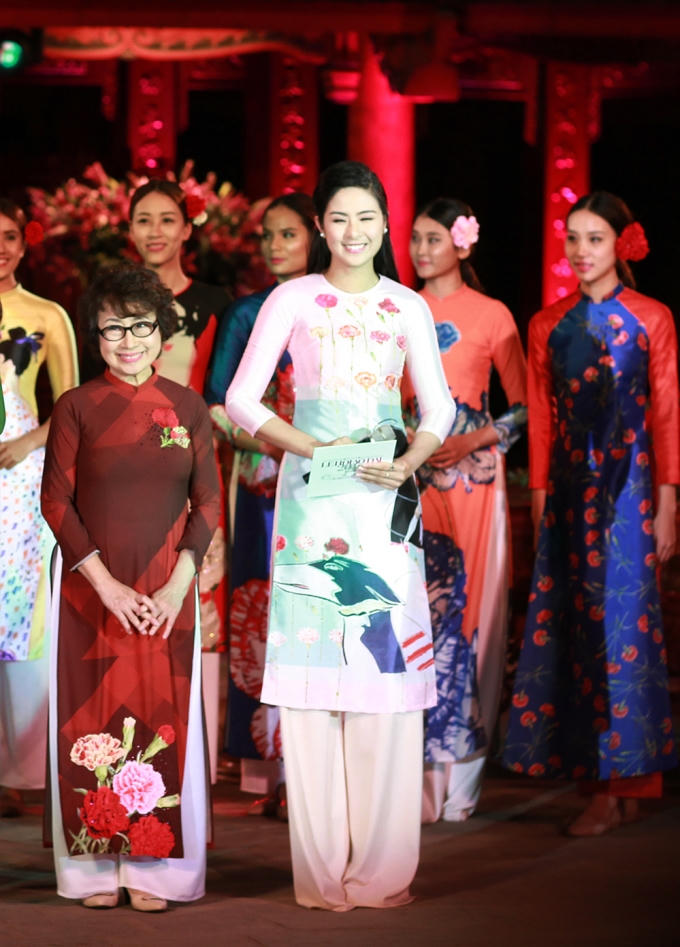 NSƯT Kim Tiến trong bộ sưu tập "Hoa phăng"
