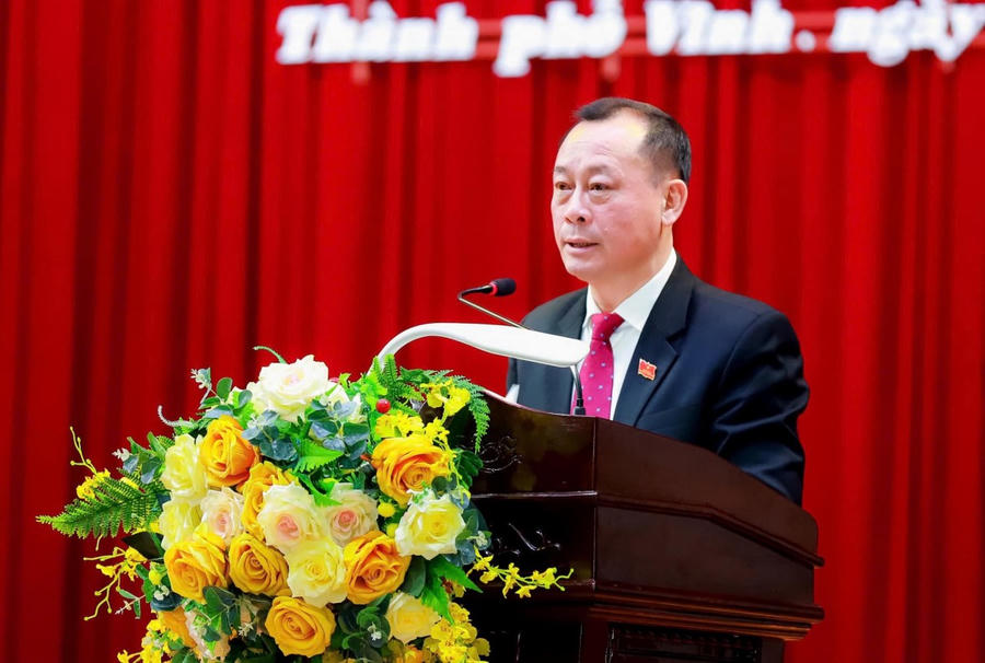 Chủ tịch HĐND thành phố Vinh (mới) Phan Đức Đồng phát biểu nhận nhiệm vụ.