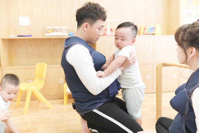 Bật cười với hình ảnh Trấn Thành nằm dài trên sàn nhà sau một ngày mệt mỏi làm thầy giáo