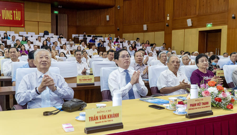Ông Phạm Viết Thanh, Ủy viên Trung ương Đảng, Bí thư Tỉnh ủy, Chủ tịch HĐND tỉnh (hàng đầu thứ hai từ trái qua) cùng lãnh đạo tỉnh qua các thời kỳ, các đại biểu tham dự họp mặt