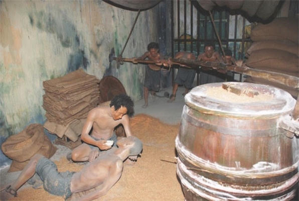 C&aacute;c t&ugrave; ch&iacute;nh trị đ&atilde; bị tra tấn rất d&atilde; man ở trong nh&agrave; t&ugrave; n&agrave;y.