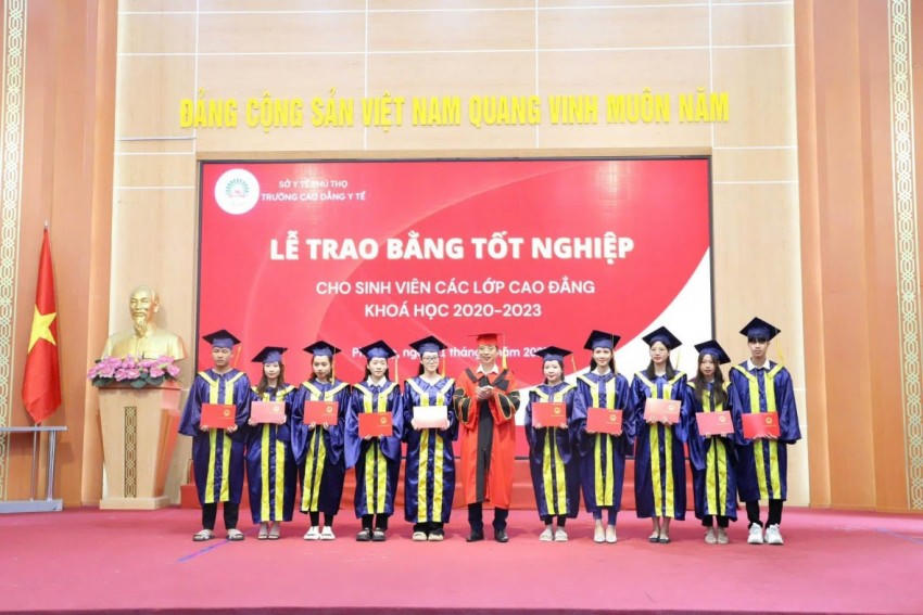 Lễ phát bằng tốt nghiệp cho sinh viên tốt nghiệp cao đẳng.