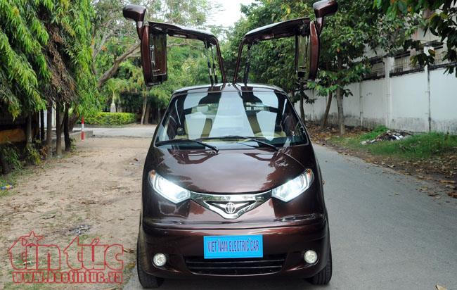 Chiếc ô tô với kiểu dáng "chim đại bàng tung cánh" được ông Tâm chế tạo trong gần 3 năm.