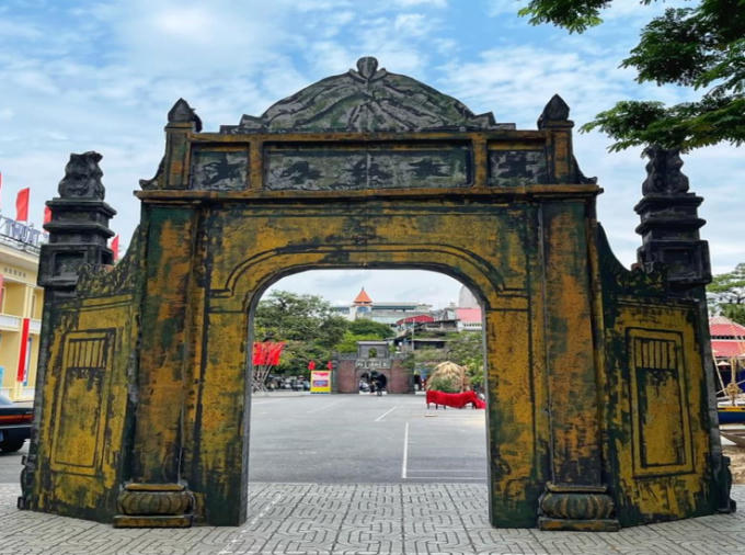 Nghệ nhân mô phỏng lại cổng làng chài.