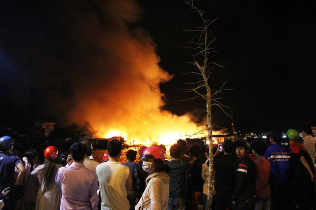 Đến khoảng 1h30 ng&agrave;y 18/1, vụ ch&aacute;y chưa được dập tắt ho&agrave;n to&agrave;n. Vụ ch&aacute;y khiến h&agrave;ng trăm người d&acirc;n c&oacute; nguy cơ rơi v&agrave;o cảnh m&agrave;n trời chiếu đất khi Tết Nguy&ecirc;n đ&aacute;n đang đến gần