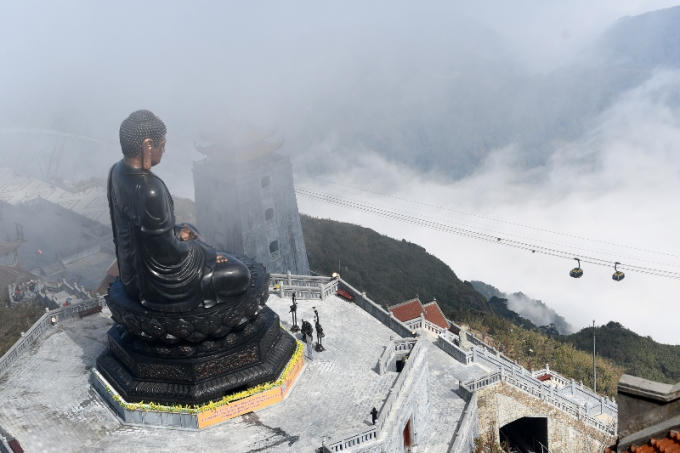 Đại tượng Phật A Di Đà bằng đồng cao nhất Việt Nam (21,5m), được coi là biểu tượng của Quần thể văn hóa tâm linh Fansipan