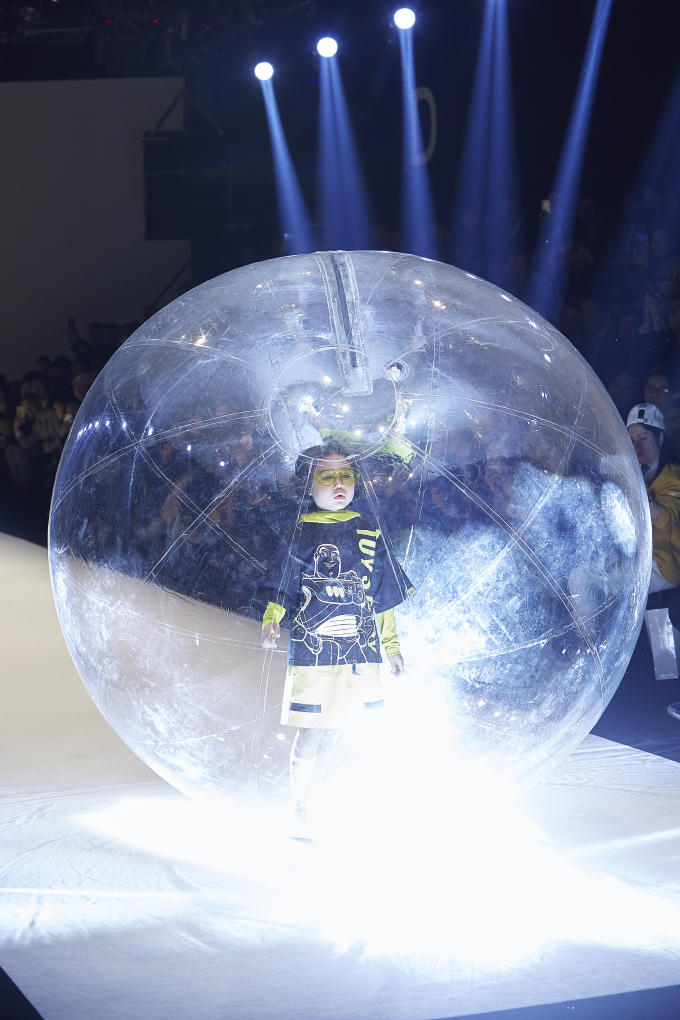 Kh&aacute;nh An t&aacute;i hiện m&agrave;n catwalk 'thần sầu' trong bong nước tại Thượng Hải