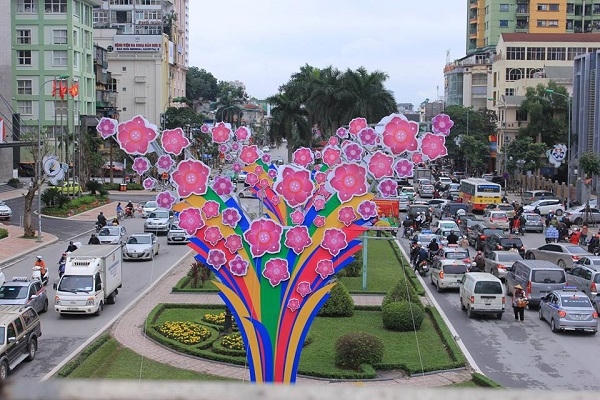 Cụm trang trí có 4 màu cơ bản xanh cây, đỏ, vàng và xanh dương đều hiện diện trên cùng một mảng trang trí .