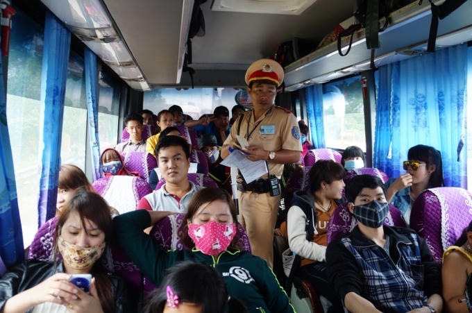 Kiểm tra lượng khách trên xe.