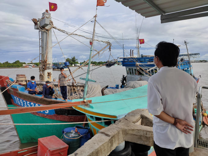 Tàu cá cặp bến để khai báo y tế.