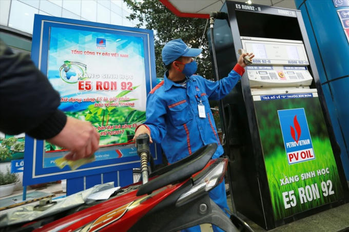 Đang có nhiều ý kiến xung quanh việc sử dụng xăng E5 RON 92. Ảnh: HẢI NGUYỄN