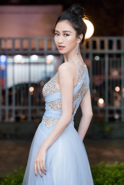 Á hậu Hà Thu vẫn trung thành với phong cách thanh lịch, nữ tính của mình khi diện bộ dạ hội màu xanh của Nhà thiết kế Lê Thanh Hòa.