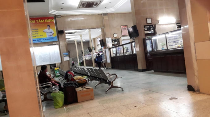 Trái ngược với cảnh trước cổng nhà ga, bên trong phòng vé rất thưa và ít người đăng ký mua vé