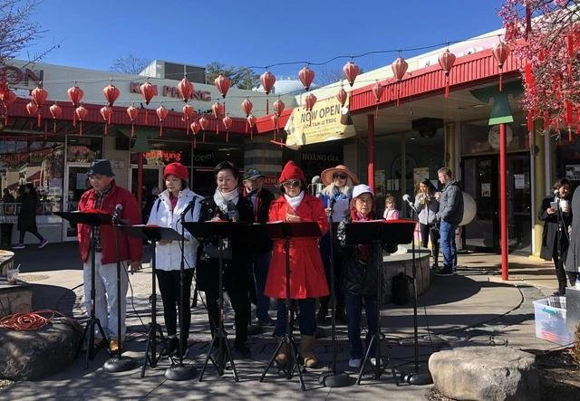 Người Việt ca hát tại Trung tâm Thương mại Eden ngày 2/2. (Ảnh: Wtop News)