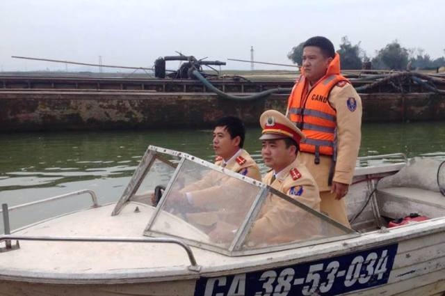 Lực lượng chức năng dùng ca nô đang tiến hành kiểm tra một số sà lan hoạt động trên sông Ngàn Sâu.