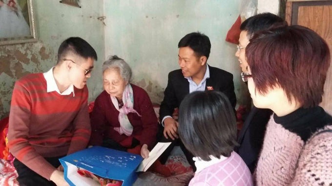 Ông Lê Quân (thứ 3 từ trái sang) cùng đại diện lãnh đạo tổng Công ty bảo hiểm Bảo Việt thăm và tặng quà cho hội viên Hội người mù huyện Thanh Trì.