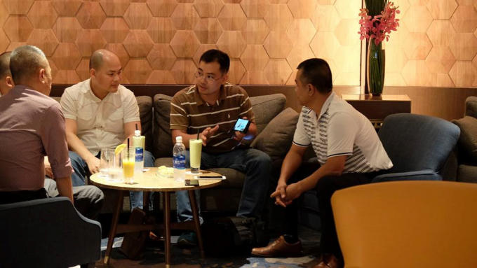 Chiếc điện thoại trong buổi gặp trao đổi được cho là mẫu Bphone 2 sắp ra mắt vào tháng 8 tới