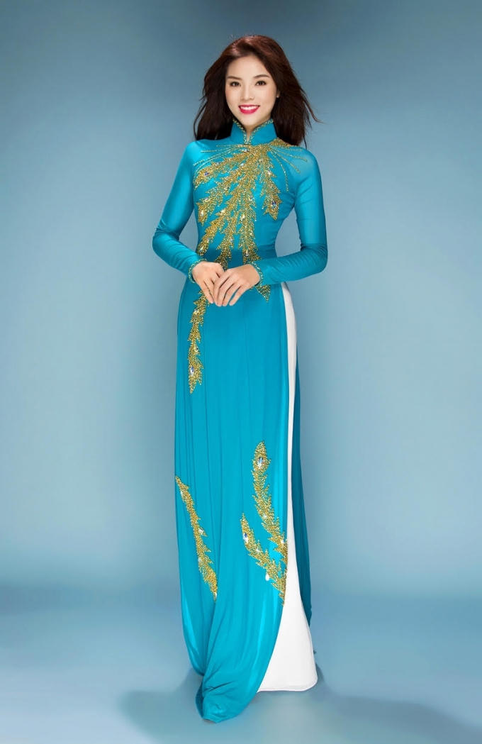Hoa hậu Kỳ Duyên tha thướt trong tà áo dài Việt Nam.